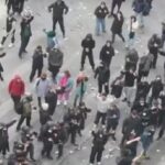 Τέμπη: Συγκινούν μαθητές που επιχειρούν να φτάσουν στο Σύνταγμα με τα χέρια ψηλά – Θέλουν να δείξουν πως δεν κρατούν «πολεμοφόδια»