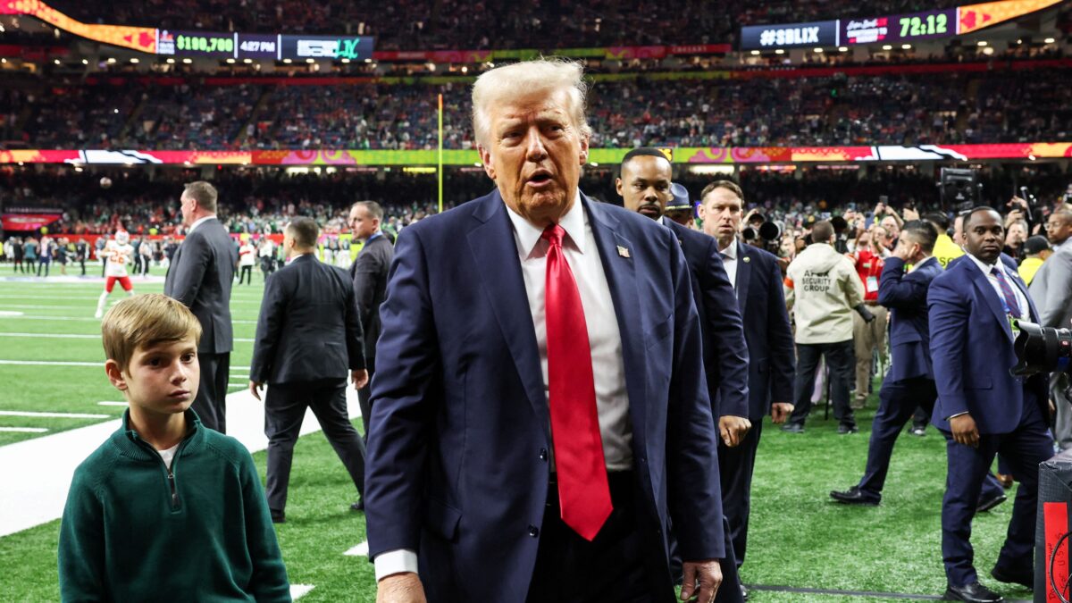Ο Ντόναλντ Τραμπ με τον εγγονό του Theodore στο Super Bowl - REUTERS