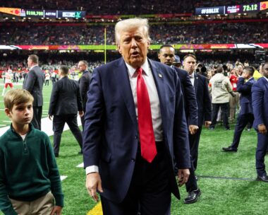Ο Ντόναλντ Τραμπ με τον εγγονό του Theodore στο Super Bowl - REUTERS