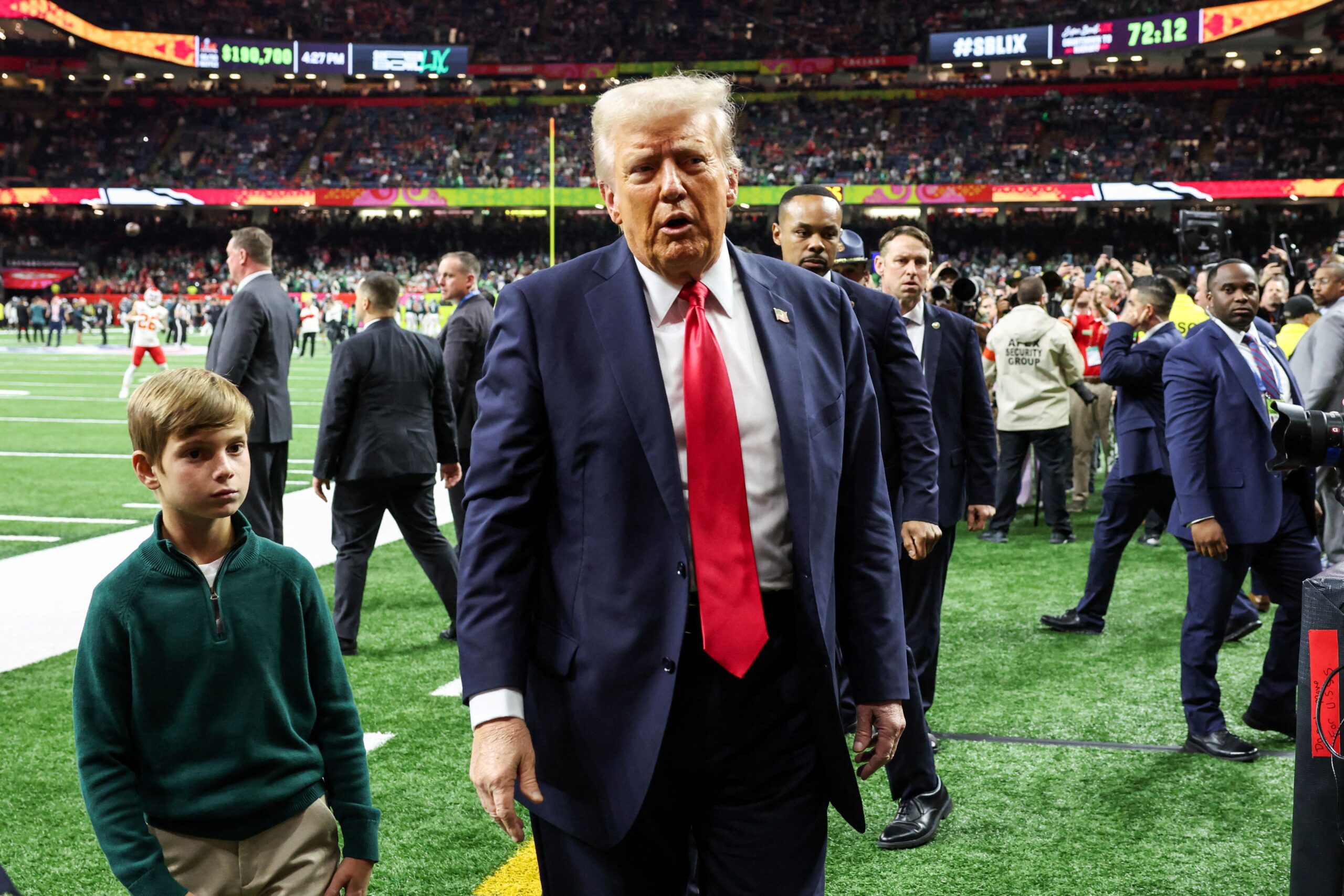 Ο Ντόναλντ Τραμπ με τον εγγονό του Theodore στο Super Bowl - REUTERS