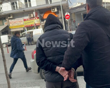 Θεσσαλονίκη: «Τσακωνόμασταν, με έβρισε και τον μαχαίρωσα» είπε ο 16χρονος για την άγρια επίθεση στον 23χρονο αδερφό του – Προφυλακίστηκε