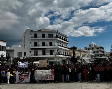 Φωτογραφία από τον παραλιακό δρόμο της Τήνου