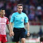 Ο διαιτητής Τομπίας Στίλερ σε αγώνα Ολυμπιακός - ΑΕΚ