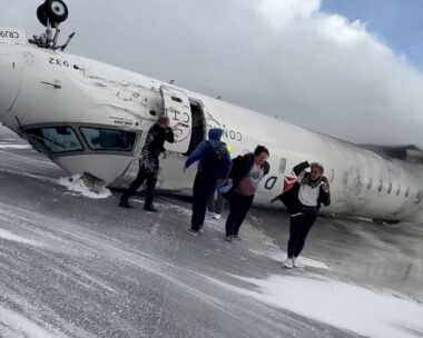 Το αναποδογυρισμένο αεροσκάφος στο Τορόντο