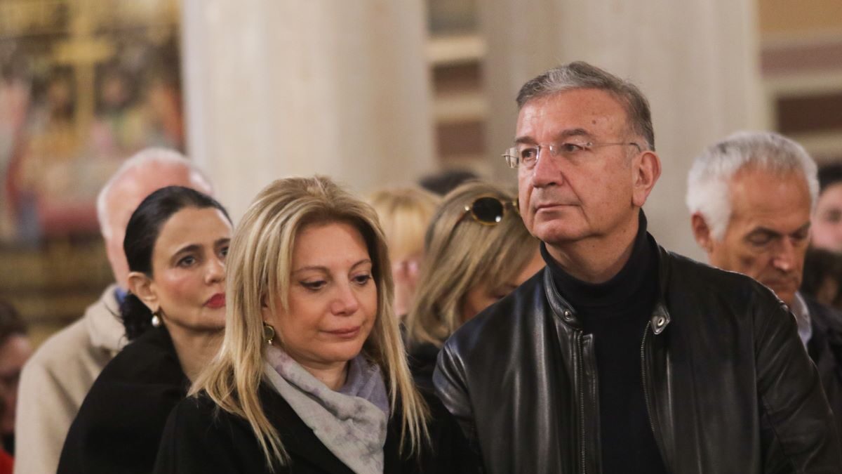 Τρισάγιο στην μνημη των θυματων του σιδηροδρομικου δυστυχηματος στα Τεμπη τέλεσε ο Αρχιεπισκοπος Ιερωνυμος στην Μητροπολη όπου παρευρεθηκε η Μαρια Καρυστιανου καθως και συγγενεις των θυματων