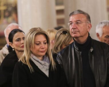 Τρισάγιο στην μνημη των θυματων του σιδηροδρομικου δυστυχηματος στα Τεμπη τέλεσε ο Αρχιεπισκοπος Ιερωνυμος στην Μητροπολη όπου παρευρεθηκε η Μαρια Καρυστιανου καθως και συγγενεις των θυματων