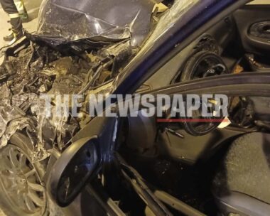 Το ΙΧ που έγινε σμπαράλια από τη φονική σύγκρουση με το φορτηγό μέσα στο τούνελ