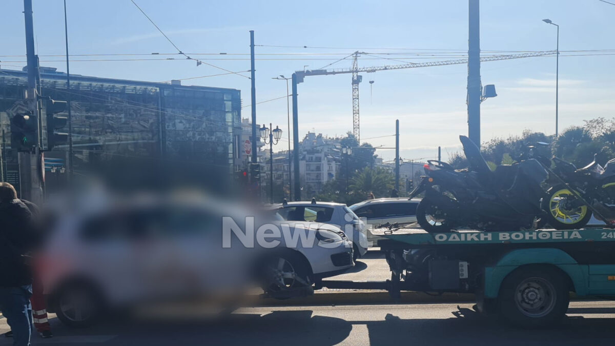 Γερανός μεταφέρει το ΙΧ και το μηχανάκι