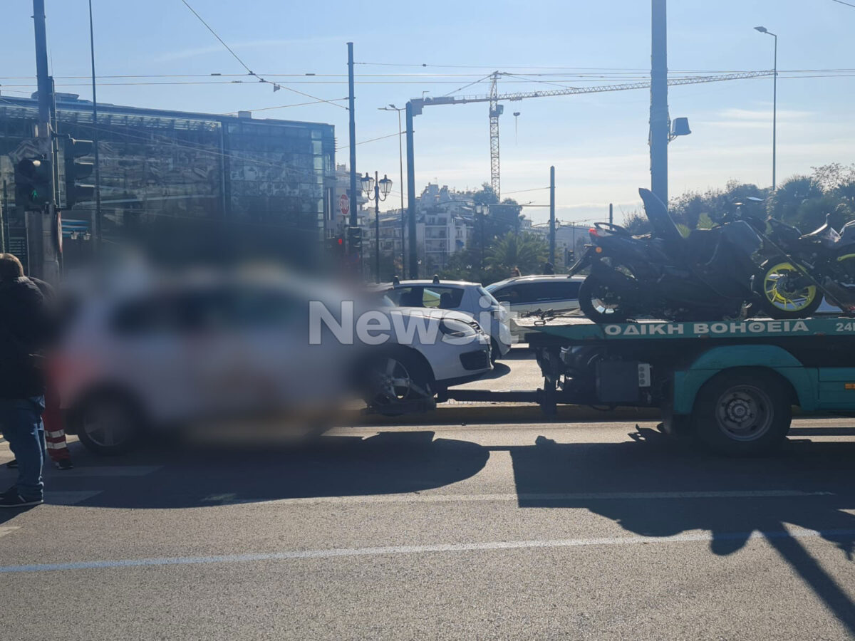 Γερανός μεταφέρει το ΙΧ και το μηχανάκι