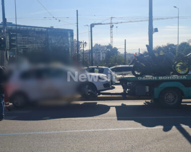 Γερανός μεταφέρει το ΙΧ και το μηχανάκι