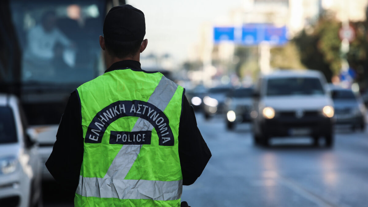 Τροχονόμος ελέγχει την κυκλοφορία