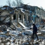 Ο διευθυντής ενός τοπικού λυκείου, Γιούρι Μπίλικ, περπατά δίπλα στο κτίριο του, το οποίο καταστράφηκε από πρόσφατη ρωσική αεροπορική επιδρομή