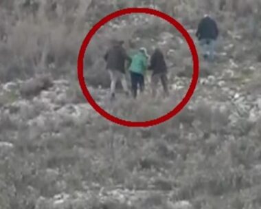 Η μητέρα του Βασίλη Καλογήρου στο σημείο όπου βρέθηκε η σορός
