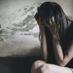 Νεαρή γυναίκα σε απόγνωση από την 
κακοποίηση