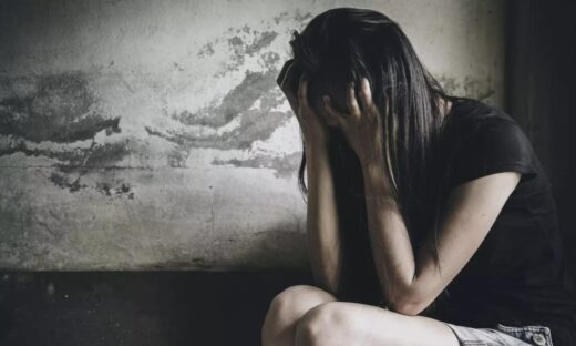 Νεαρή γυναίκα σε απόγνωση από την 
κακοποίηση
