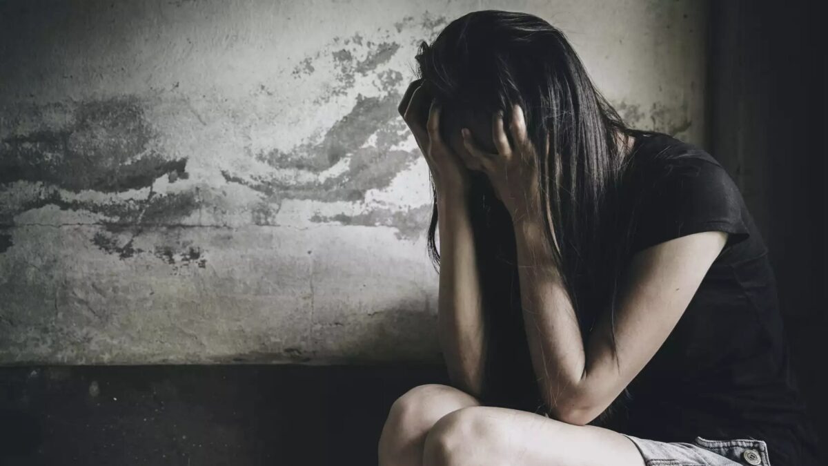 Νεαρή γυναίκα σε απόγνωση από την 
κακοποίηση