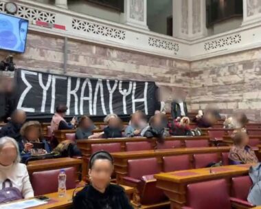 «Ντου» του Ρουβίκωνα στη Βουλή – Σήκωσαν πανό για τα Τέμπη