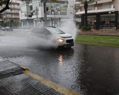 Πλημμυρισμένοι δρόμοι από τη βροχή