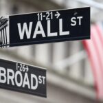 Πινακίδα δρόμου στη Wall Street