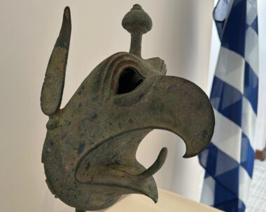 Η χάλκινη κεφαλή του γρύπα