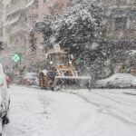 Εκχιονιστικό ανοίγει τους δρόμους
