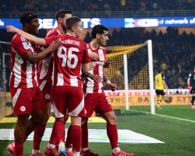 Ο Ολυμπιακός πανηγυρίζει το 0-1 του Τσικίνιο στην έδρα της ΑΕΚ