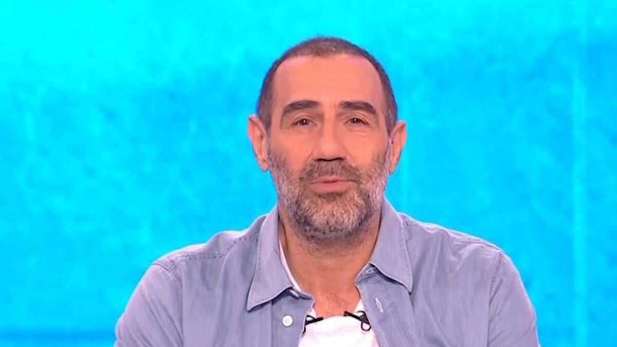 Ο Αντώνης Κανάκης σε στιγμιότυπο από την εκπομπή «Ράδιο Αρβύλα»