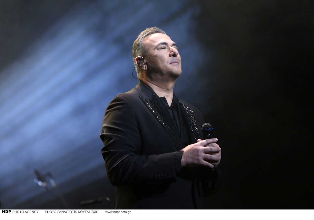 Ο Αντώνης Ρέμος στη σκηνή του Christmas Theater