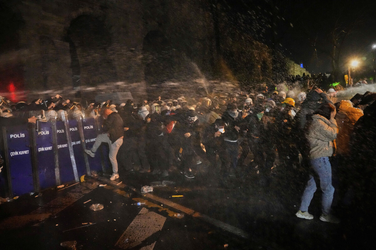 Συγκρούσεις διαδηλωτών με αστυνομικούς στην κωνσταντινούπολη