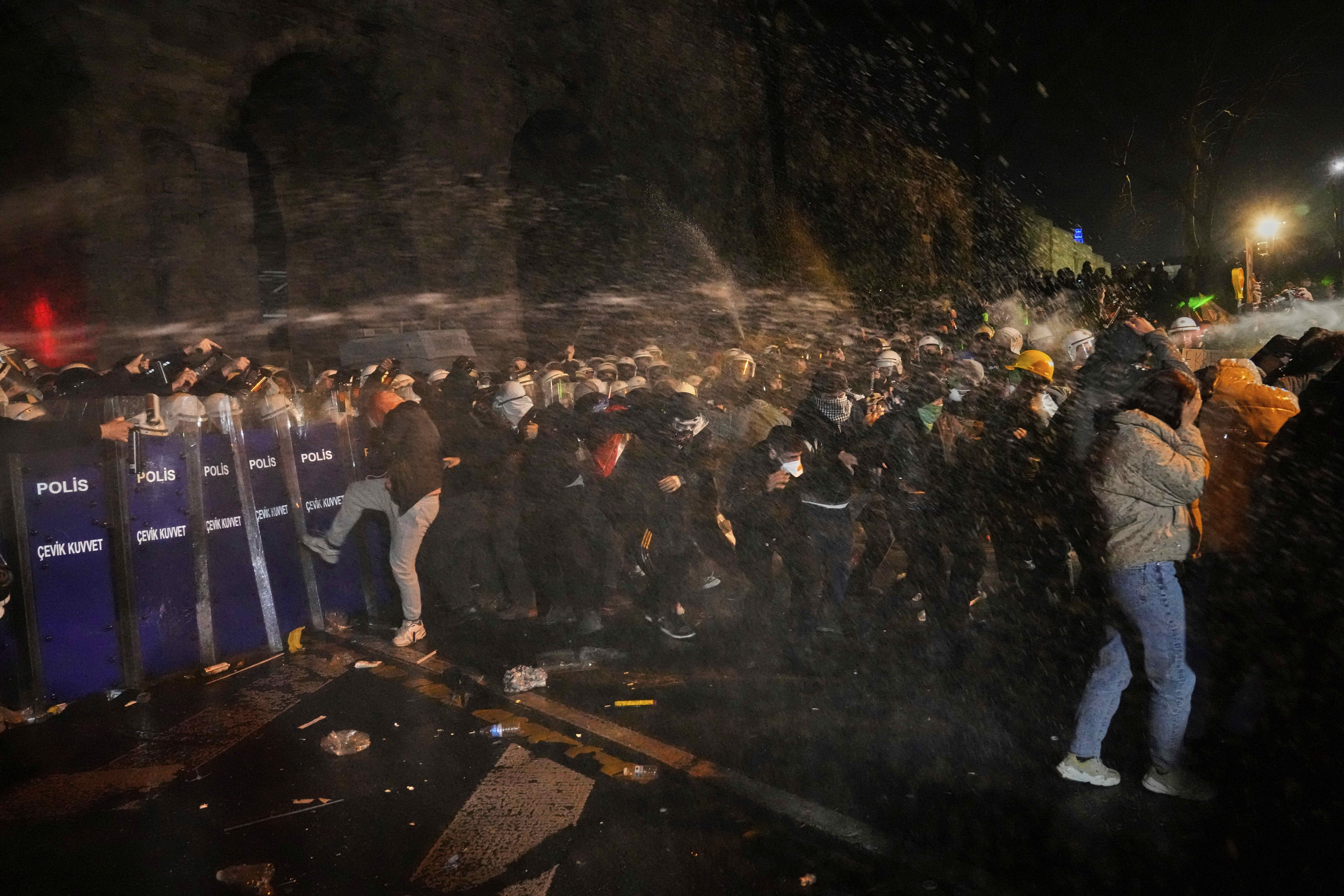 Συγκρούσεις διαδηλωτών με αστυνομικούς στην κωνσταντινούπολη