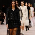 Η Vittoria Ceretti «σέρνει τον χορό» σε επίδειξη μόδας στο Παρίσι