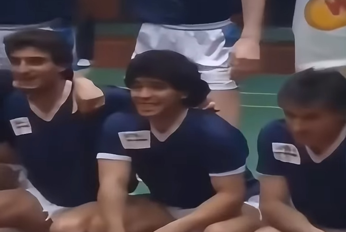 Ντιέγκο Μαραντόνα: Σπάνιο video με το θρύλο του ποδοσφαίρου να παίζει μπάσκετ και να «μαγεύει»
