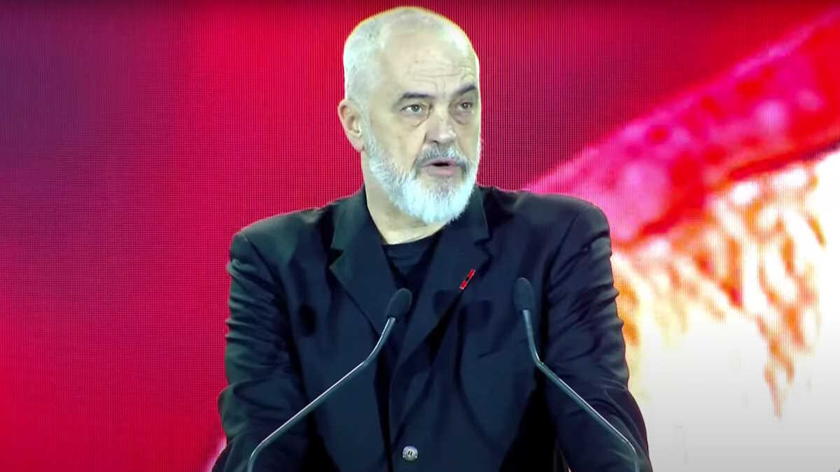 Ο Αλβανός Πρωθυπουργός μιλά σε συμπατριώτες του σε συγκέντρωση στα Χανιά