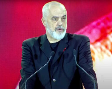 Ο Αλβανός Πρωθυπουργός μιλά σε συμπατριώτες του σε συγκέντρωση στα Χανιά
