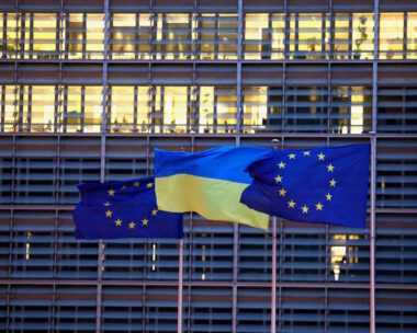 Σημαίες της Ευρωπαϊκής Ένωσης και μία της Ουκρανίας κυματίζουν έξω από τα κεντρικά γραφεία της Κομισιόν στις Βρυξέλλες