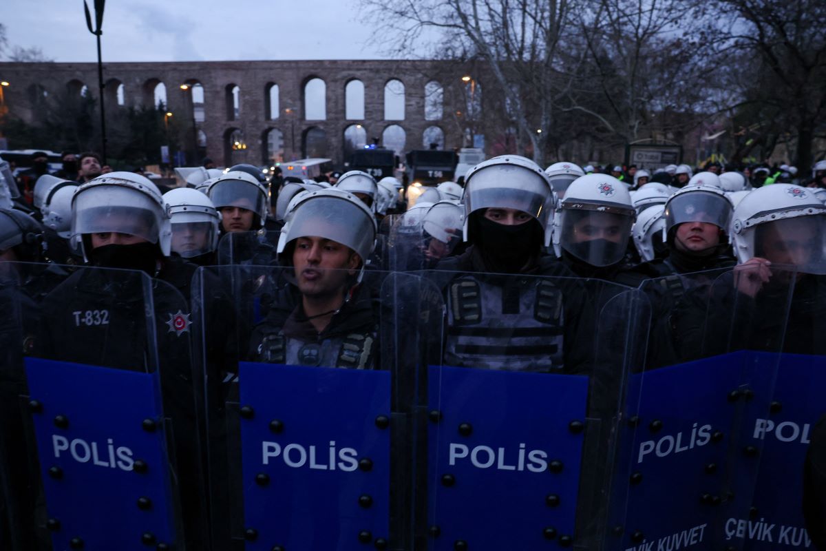 Ισχυρές αστυνομικές συνάμεις παρατάσσονται απέναντι από τους διαδηλωτές 