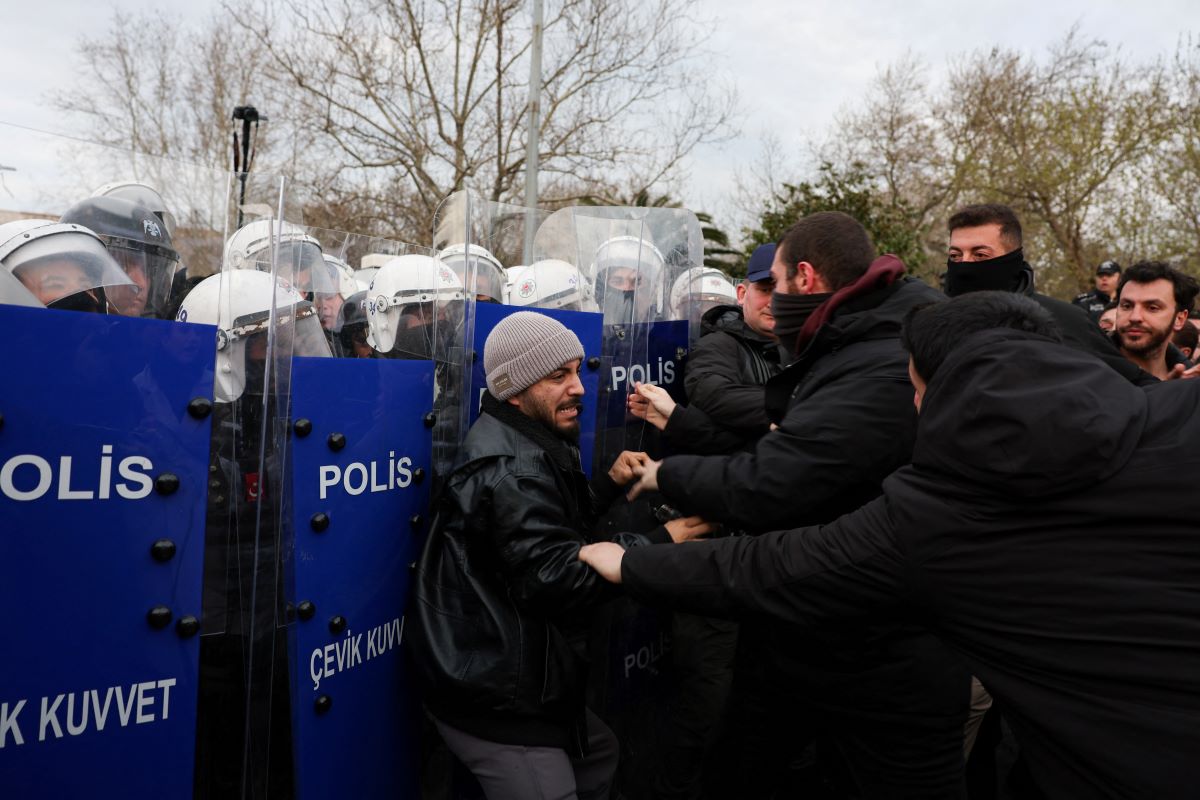 Μικρής έκτασης επεισόδια στην αποψινή συγκέντρωση για τη σύλληψη Ιμάμογλου 