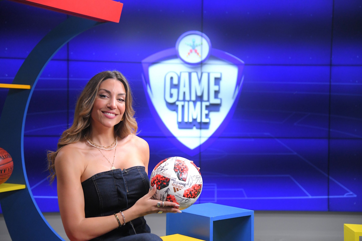 Η Φελίσια Τσαλαπάτη στο ΟΠΑΠ Game Time: Τα αυτοκόλλητα με τον Καραγκούνη, το επάγγελμα της αεροσυνοδού και το ατύχημα με θαυμαστή