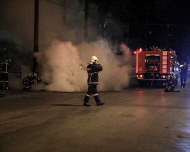 Άνδρες της Πυροσβεστικής Υπηρεσίας σε κατάσβεση φωτιάς