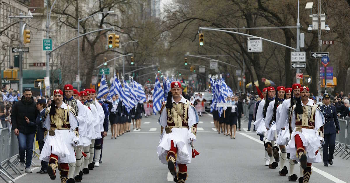 Vangelis Marinakis was honored at the parade for the anniversary of the Greek Revolution of 1821