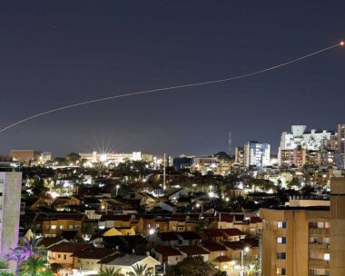 Το αντιπυραυλικό σύστημα Iron Dome του Ισραήλ αναχαιτίζει μία ρουκέτα που εκτοξεύτηκε από τη Λωρίδα της Γάζας στις 24 Μαρτίου