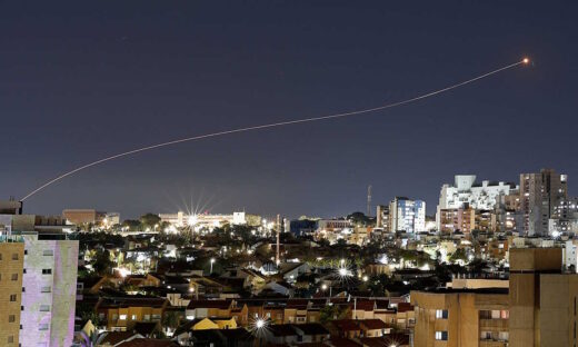 Το αντιπυραυλικό σύστημα Iron Dome του Ισραήλ αναχαιτίζει μία ρουκέτα που εκτοξεύτηκε από τη Λωρίδα της Γάζας στις 24 Μαρτίου