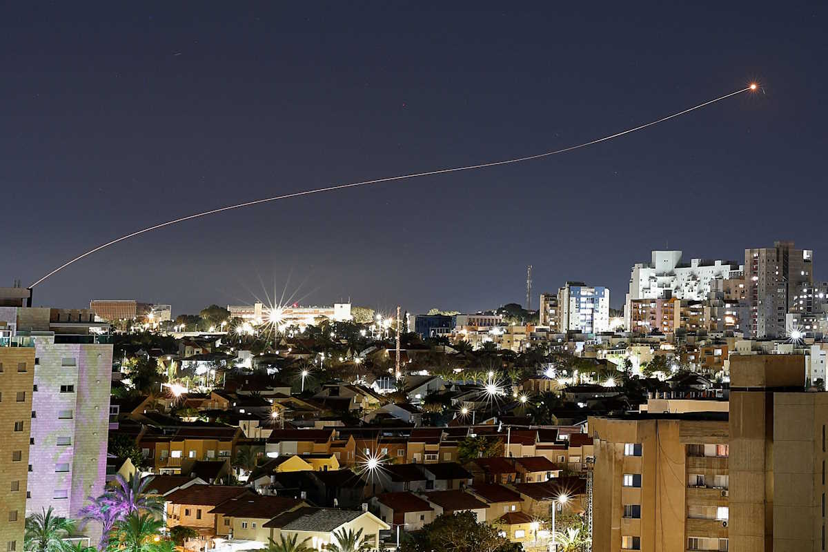 Το αντιπυραυλικό σύστημα Iron Dome του Ισραήλ αναχαιτίζει μία ρουκέτα που εκτοξεύτηκε από τη Λωρίδα της Γάζας στις 24 Μαρτίου