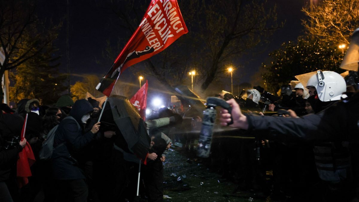 Επεισόδια ξέσπασαν στις συγκεντρώσεις για τον Ιμάμογλου στην Κωνσταντινούπολη