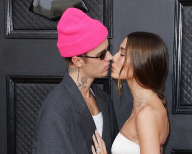 Ο Justin Bieber και η Hailey Bieber στα 64α βραβεία Grammy στο MGM Grand Garden Arena στο Λας Βέγκας