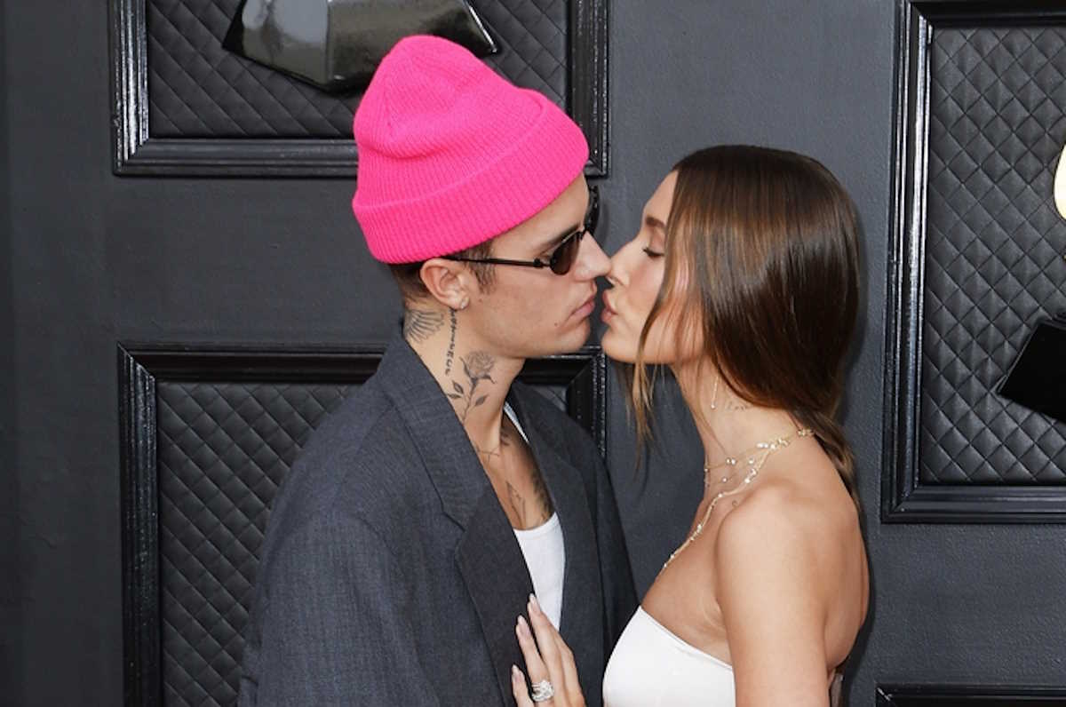 Ο Justin Bieber και η Hailey Bieber στα 64α βραβεία Grammy στο MGM Grand Garden Arena στο Λας Βέγκας