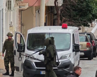 Στιγμιότυπο από την επιχείρηση του Στρατού στα Καμίνια για την απομάκρυνση χειροβομβίδας
