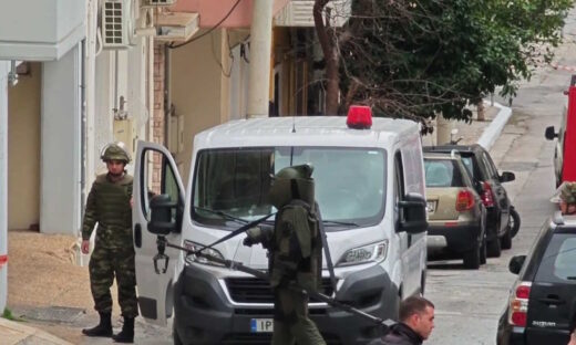 Στιγμιότυπο από την επιχείρηση του Στρατού στα Καμίνια για την απομάκρυνση χειροβομβίδας