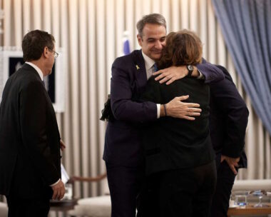 Ο Πρωθυπουργός, Κυριάκος Μητσοτάκης με τον Πρόεδρο του Ισραήλ, Ισαάκ Χέρτσογκ και τους γονείς του Ιωνά Καρούση που δολοφονήθηκε σε τρομοκρατική επίθεση στη Γιάφα