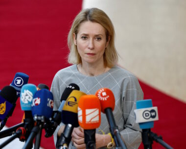 H επικεφαλής της ευρωπαϊκής διπλωματίας Κάγια Κάλας μιλάει στα μέσα ενημέρωσης την ημέρα της ειδικής Συνόδου Κορυφής των ηγετών της Ευρωπαϊκής Ένωσης για την Ουκρανία και την ευρωπαϊκή άμυνα στις Βρυξέλλες